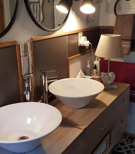 F2 Confort **** Апартаменти